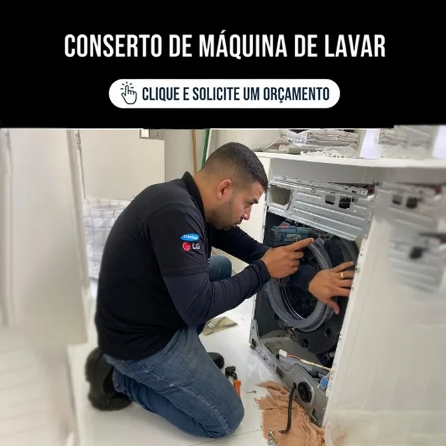 Técnico da G4 Refrigeração consertando o tambor de uma máquina de lavar em Joinville